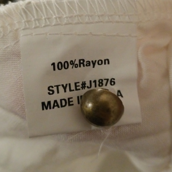 Gorgeous white dress with floral embroidery detail - Picture 5 of 8